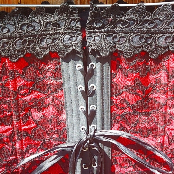Quality Red and Black lace corset - Picture 10 of 15
